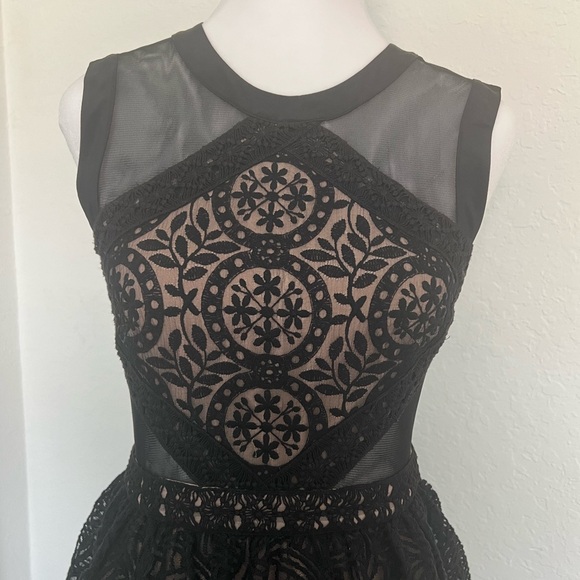 Stunning black BCBGMaxazria dress size 02 new without tags. - Picture 4 of 6